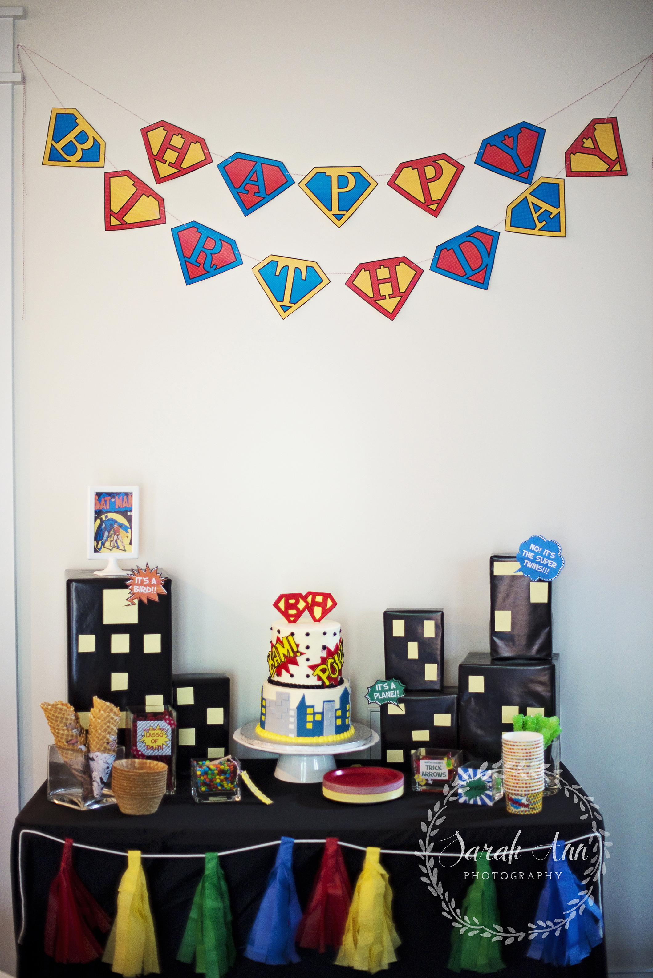 superhero bday table